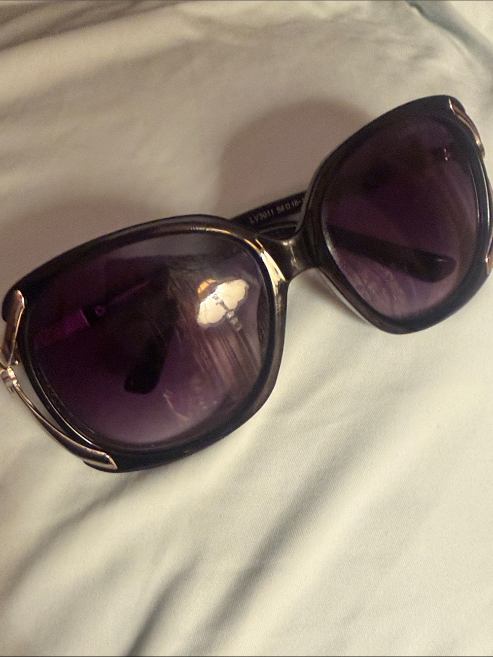Stylish Women's Black Sunglasses with Purple Gradient Lenses
